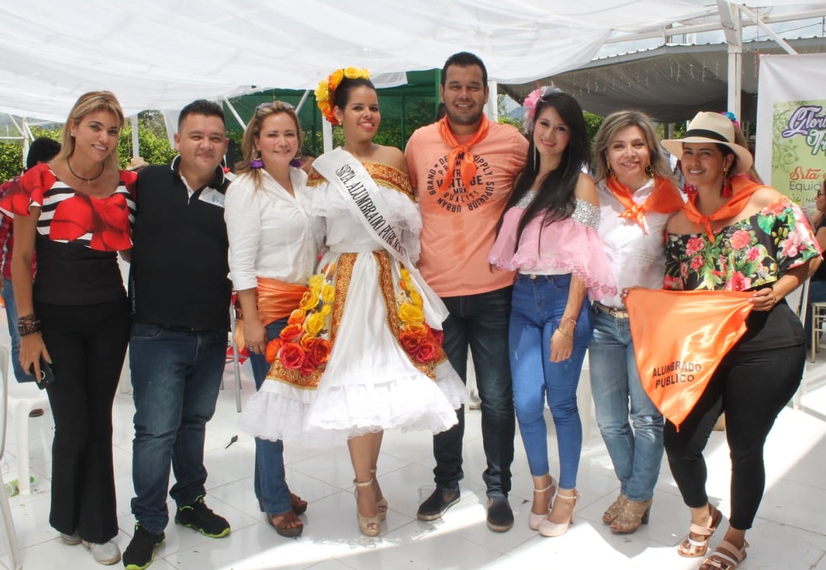 Germán Barón, líder de Alumbrado Público con la reina de la entidad y directivos de Las Ceibas.